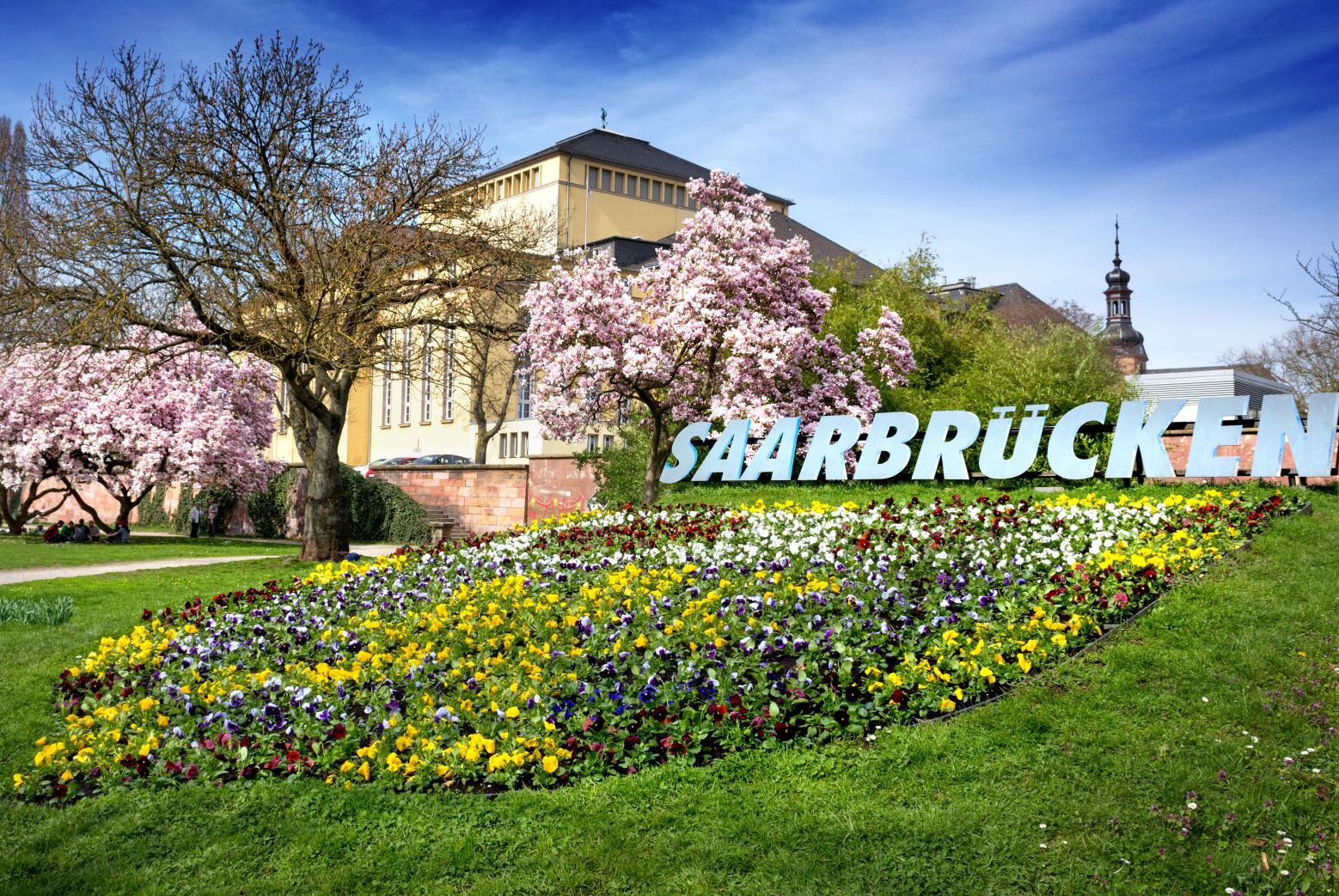 Saarbrücken – Saarbrücker Staatstheater im Frühling mit Par