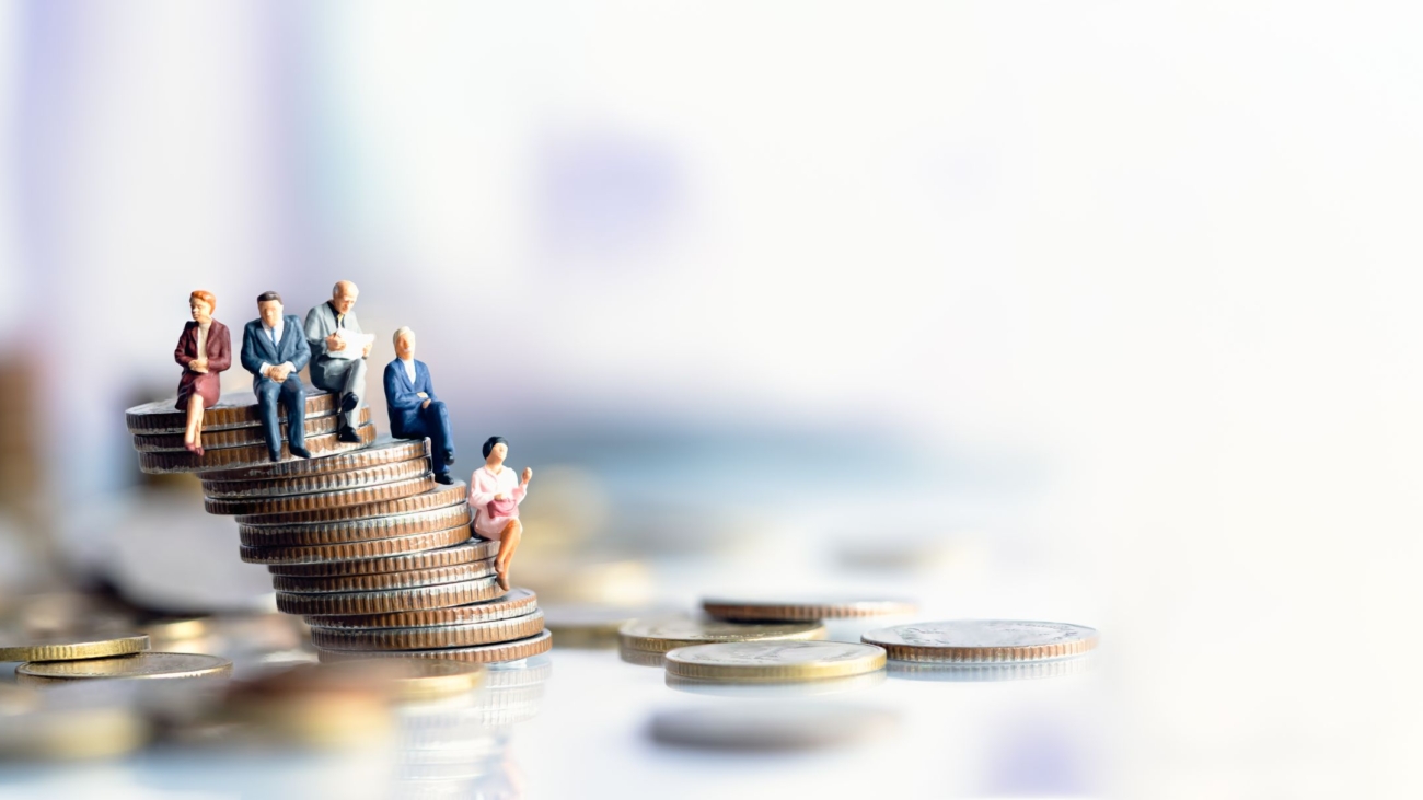 © TimeShops ADOBE STOCK - 322579649   Miniature people: Elderly people sitting on coins stack. social security income and pensions. Money saving and Investment. Time counting down for retirement concept.