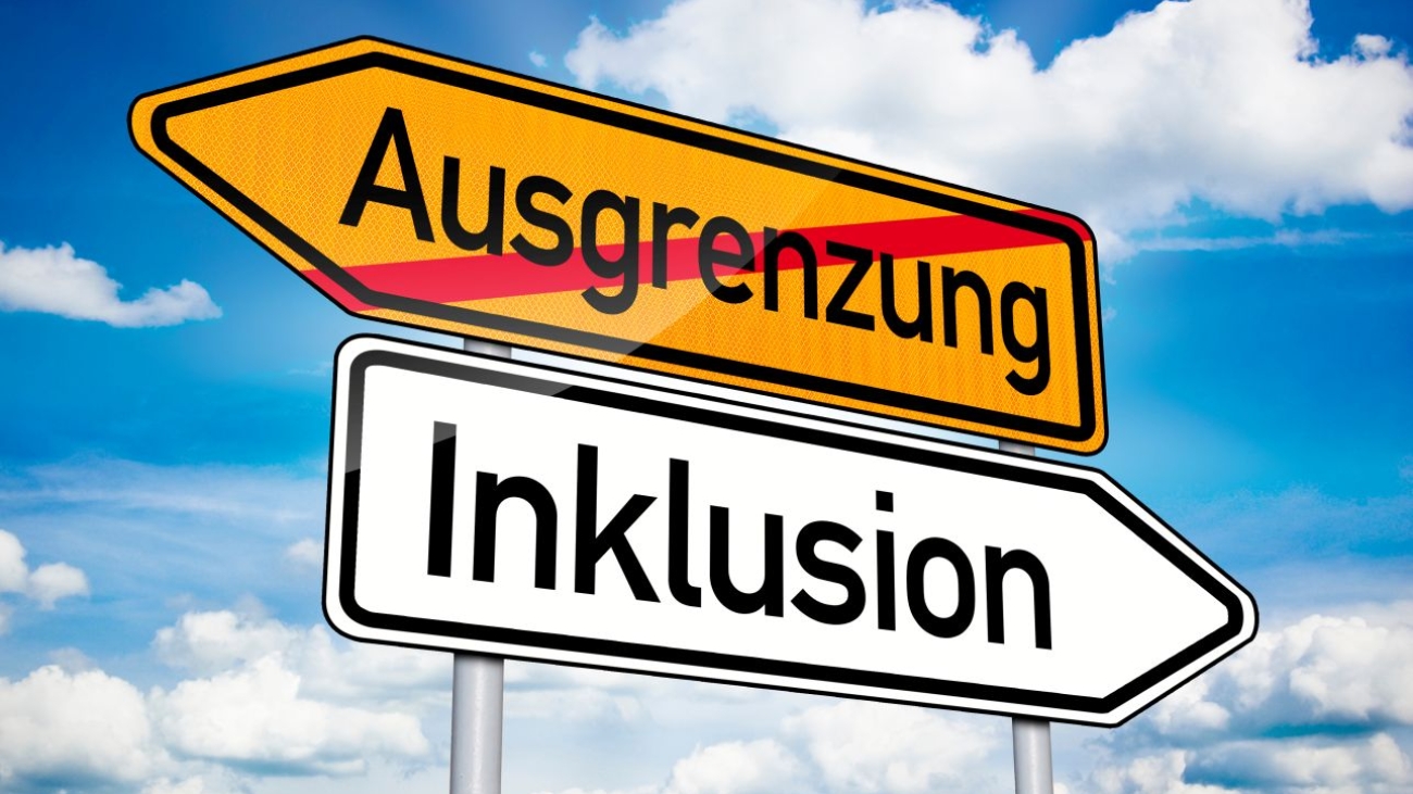 Wegweser mit Inklusion und Ausgrenzung