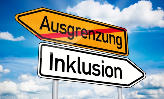 Wegweser mit Inklusion und Ausgrenzung
