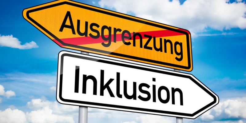 Wegweser mit Inklusion und Ausgrenzung