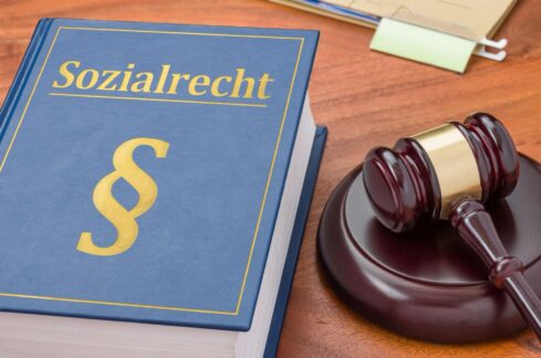 Gesetzbuch mit Richterhammer - Sozialrecht